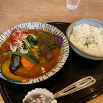 187892602 - 【2022年09月】野菜スープカレー＠1,080円（辛口）、提供時。
