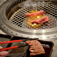 北新地焼肉 きらく - 焼いてます♪