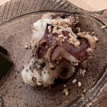 木挽町 とも樹 - あたりたての胡麻を軽く炙ったゲソに搦めます。香りが違う！