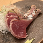 木挽町 とも樹 - カツオのお腹。抜群にウンマイ。薬味はおろし玉ねぎ醤油です