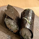 木挽町 とも樹 - お皿に残った薬味の大根と胡瓜の千切りに練り梅を塗って海苔巻きに。抜群の箸休めです