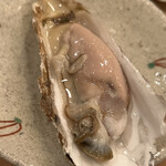 木挽町 とも樹 - 牡蠣です。振り酢橘でいただきます。生クリームのような舌触りでした