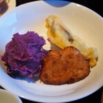 ワールドグルメバイキングアレッタ - 紫芋とブルーベリーのサラダ、カニふわふわ豆腐、ぐるくん天ぷら
