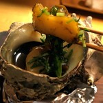 どんつき左 - どんつき左　サザエの壺焼きには出汁を入れて２度楽しめる