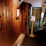 どんつき左 - どんつき左　まさにどんつき左にお店があります