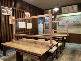 あなごめしうえの 宮島口本店 - 店内は純和風の落ち着いた雰囲気です。