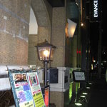 aura dining - ビルの入り口　EVANCEという時計屋さんの手前のアーチをくぐる