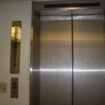 aura dining - この奥のほうの　KSビルエレベーターで地下１階だ。