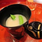 草喰 なかひがし - 4月椀物　スナック豌豆と蓬餅の白味噌仕立て　