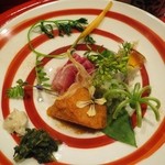 草喰 なかひがし - 4月造り　鯛の造り　醤油ムース　虎杖　山菫　烏野豌豆　葉山葵の醤油漬け　野蒜混ぜ大根おろし
      　