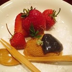 草喰 なかひがし - 4月水物　朝摘み苺　黄粉アイス　蕨餅