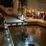 The Shannons' - 夜にはサンクンガーデンの噴水もライトアップ。