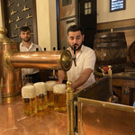 Augustiner-Keller - 許しをいただき注ぐところをパチリ。この銅製のタップが良い仕事をしている「ような気が」する。