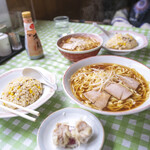 でぶそば - 卓上の風景。寅さんセット×２（ラーメン１つ大サイズ）。