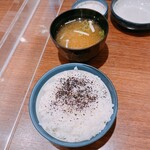 とんかつ 三谷 - ゆかりご飯（小）にしてもらう　大阪では味噌汁は左上だすw