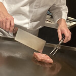 Beef Atelier うしのみや東京 - シェフの焼きさばき！