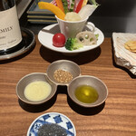 Beef Atelier うしのみや東京 - フレッシュな野菜と脇を連なる調味料達