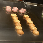 Beef Atelier うしのみや東京 - ハンバーガーの調理風景