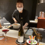 Beef Atelier うしのみや東京 - ワインを説明するソムリエさん！