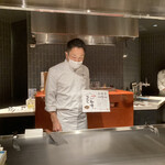 Beef Atelier うしのみや東京 - シェフによるなかにし和牛の説明