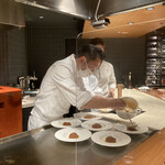 Beef Atelier うしのみや東京 - シェフの真剣な眼差しの盛り付け