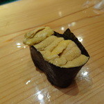 天寿し - 赤ウニ。ちょっと痩せてるかな。夏に向けてぐんぐん肥えていくそうです。