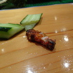 天寿し - 前半に食べたエビのお頭焼き。カリッと煎餅風に焼かれた中にジューシーな味噌が。