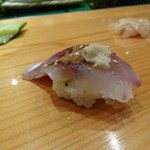 天寿し - アジ。粉醤油と生姜をのせて