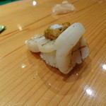 天寿し - たいら貝。ウニ乗せ