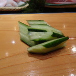 天寿し - 実際はこれが最初。箸休めのキュウリ。軽くスダチを絞って超瑞々しく爽やか。塩で食べると美味しい