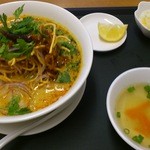 ジムジュム - カオソーイ一式\900