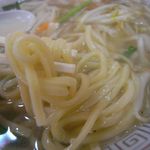 新華 - タンメンの麺は中太の平打ち