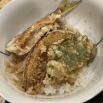 てんぷら 一心 - 少し食べた段階で、残りのネタにたれに浸して追加してくれます。  ⒍鯵のなめろう～大葉に巻いて ⒎南瓜