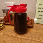  どん八 - 木の蓋が付いた容器から匙で掬ってかける方式から、ソース入れから直接かける方式に変更されてた。