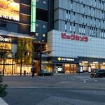 驛麺家 - 驛麺家 ビッグフロント店はこの先正面にあります(2022.10.26)