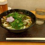 驛麺家 - 山菜うどん (税込)390円 ※角度を変えて(2022.10.26)