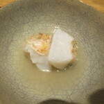 日本料理FUJI - 当日締めの白甘鯛　松笠焼き　出汁と共に
