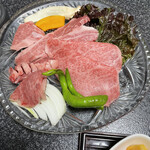 Ichiri Yuu - 写メ撮る前にお肉を焼きかけたので玉ねぎの上に戻して撮影