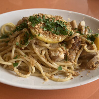 トラットリア グランボッカ - ローストチキン入りペペロンチーノスパゲティ〜シチリアレモン＆魚醤風味〜