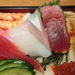 Tsukiji Tamasushi - 築地玉寿司 池袋サンシャイン店 寿ちらしの格別に美味しい鮪中トロとねっとり食感の烏賊