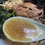 Ramen Fujimaru - かなりの鶏油。食券提出時にお好み言えるのだろうか？その辺のアナウンスは一切無かった。