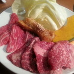 Sumibiyakiniku Enya - 焼肉御膳(1260円)　こちらは左からカルビ、ハラミ、ロースですね。
