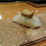 鮨 おさむ - カワハギ。カワハギの肝のせ