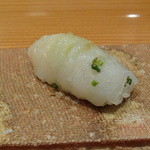 鮨 おさむ - 夏フグ。すごい弾力！