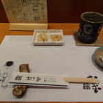 鮨 おさむ - テーブルセット。ガリは通常のガリに加え、新芽が美味しい