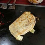 Okonomiyakitemma - そば巻きはもっちもっちの生地に焼きそばが包み込まれます。