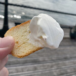 三日月屋 - ラスクにソフトクリームを乗せていただきます(^^)