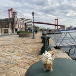 三日月屋 - 塩キャラメルサンデーをちょこんと置いて