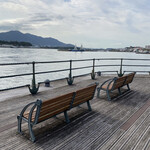 三日月屋 - 海に迫り出したベンチに座り。海向こうの山は皿倉山ですよ(^｡^)