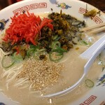 まるうまラーメンぷらっと博多No.1 - 紅しょうがと高菜投入